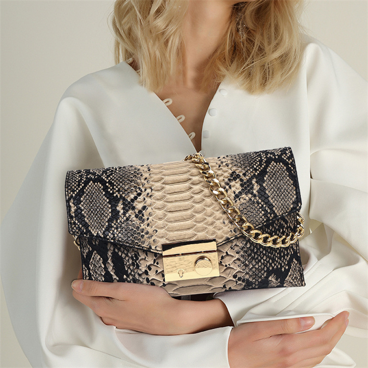 チェーン バッグ 蛇革風チェーン付きショルダーバッグ