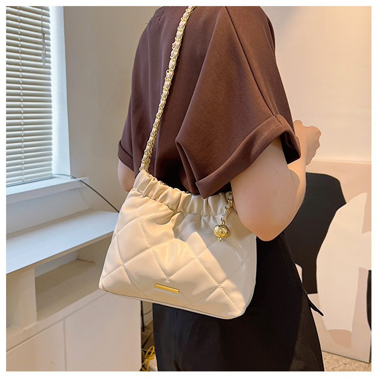 チェーン バッグ キルティング巾着型ミニバッグ チェーン付き黒