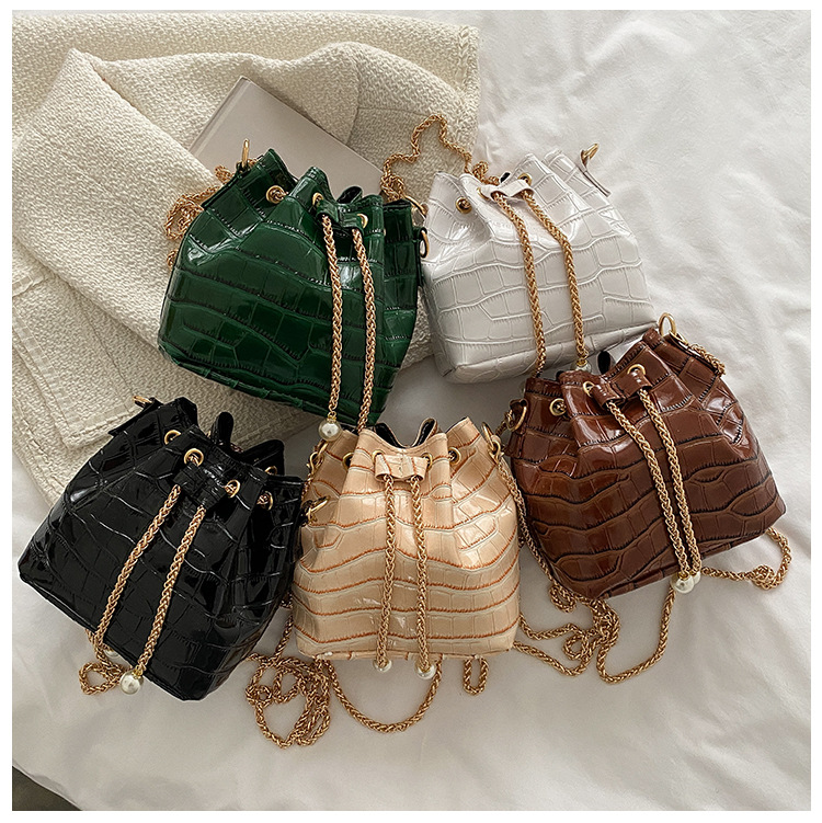 チェーン バッグ レディース チェーン ショルダーバッグ ミニ バケツ型 クロコ調 パール付き