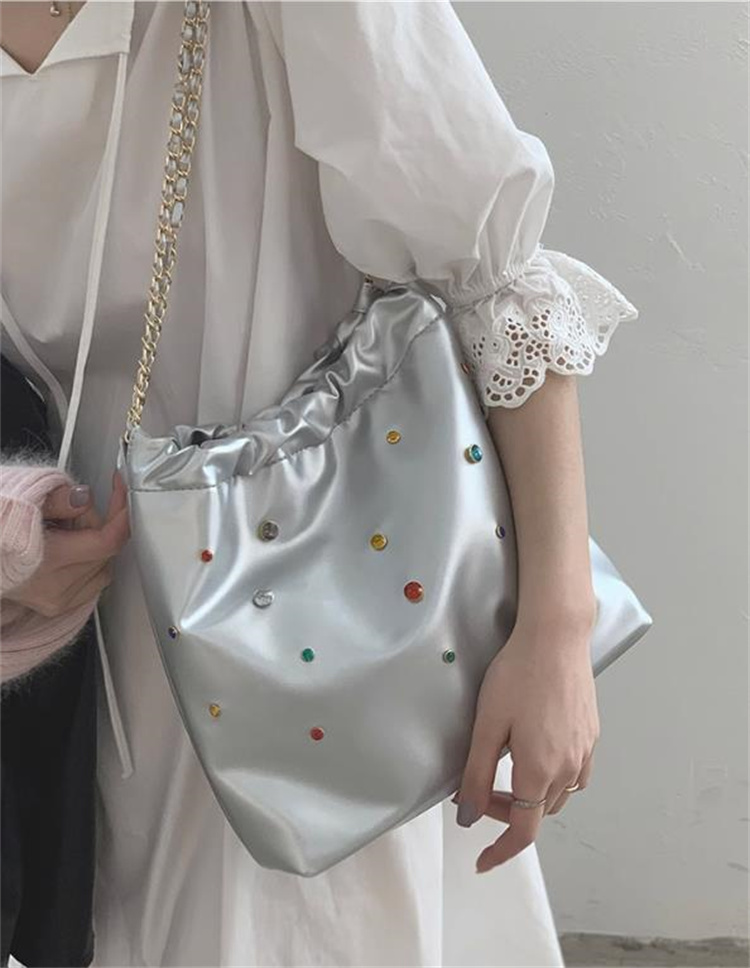 チェーン バッグ カラフルスタッズ付きチェーン巾着バッグ