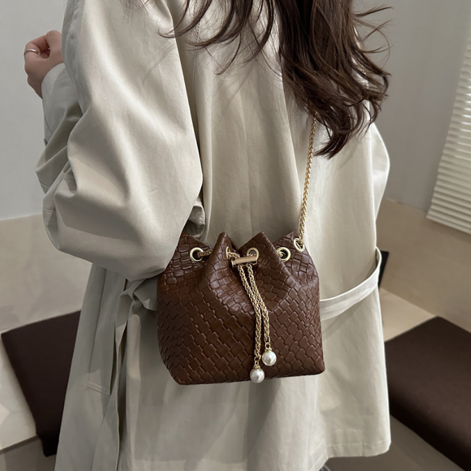 チェーン バッグ 新作女性用小さめ巾着型チェーン付き斜め掛け鞄