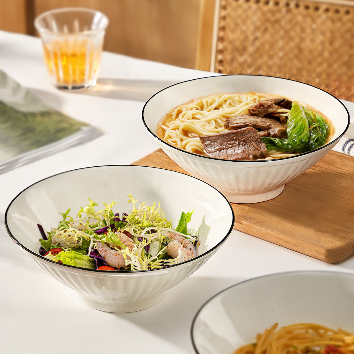 縦筋模様が美しい縁取りどんぶり茶碗