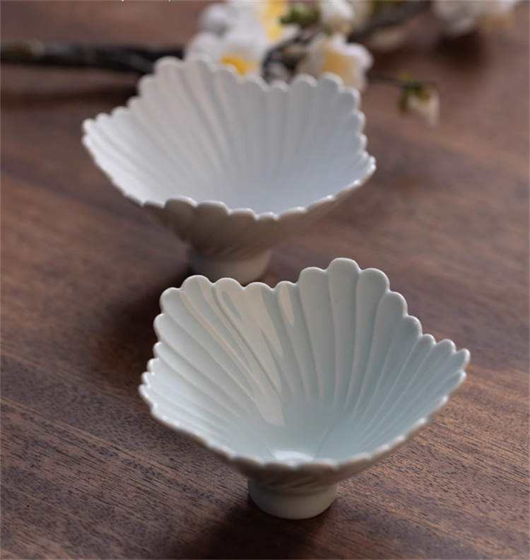 茶碗 小さめ陶器製 花びら形