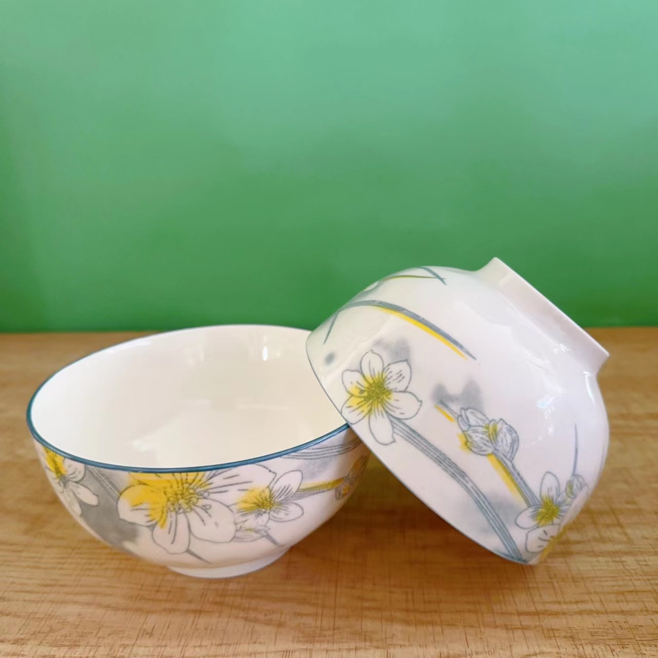 茶碗 優美な白梅と縞模様の手描き茶碗