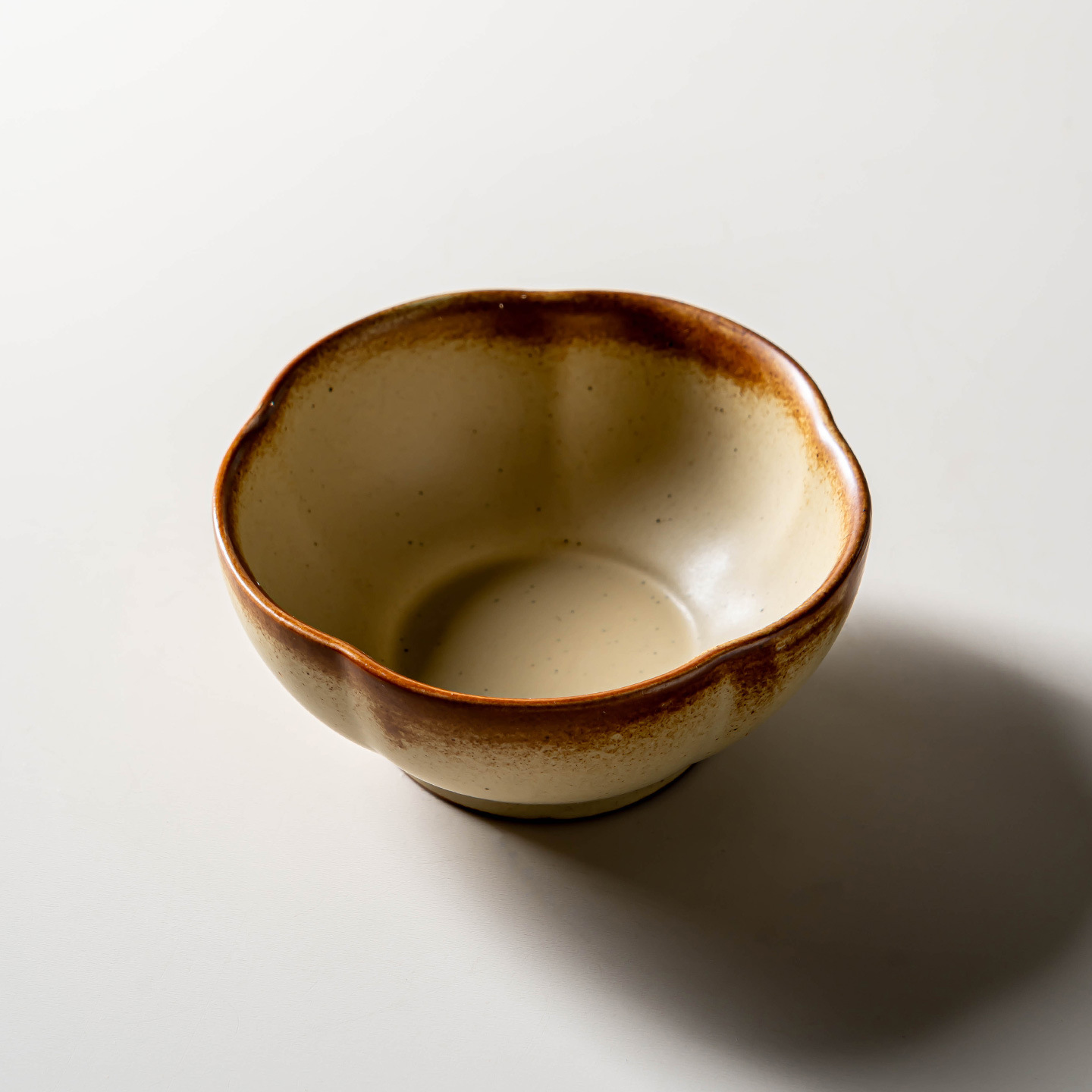 茶碗 花びら口縁の手びねり風陶器茶碗