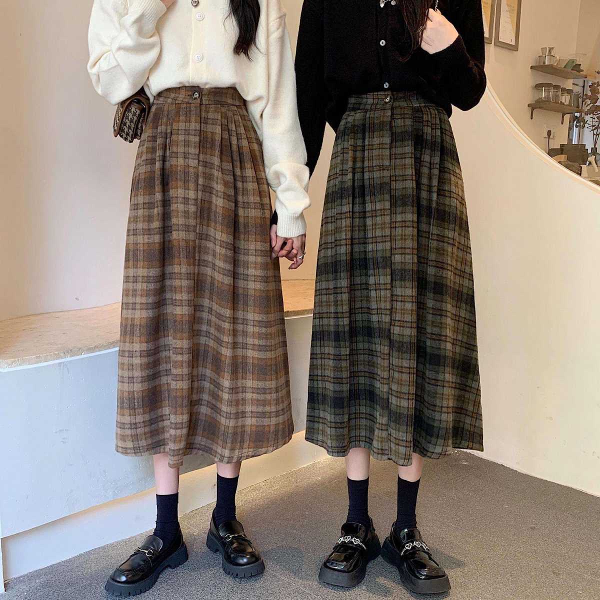 クラシカルな雰囲気漂う、プリーツロング丈チェック柄スカート
