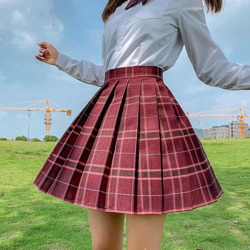 大人可愛い印象が叶う！ミニ 赤チェックスカートで作る魅力的なスタイル5選