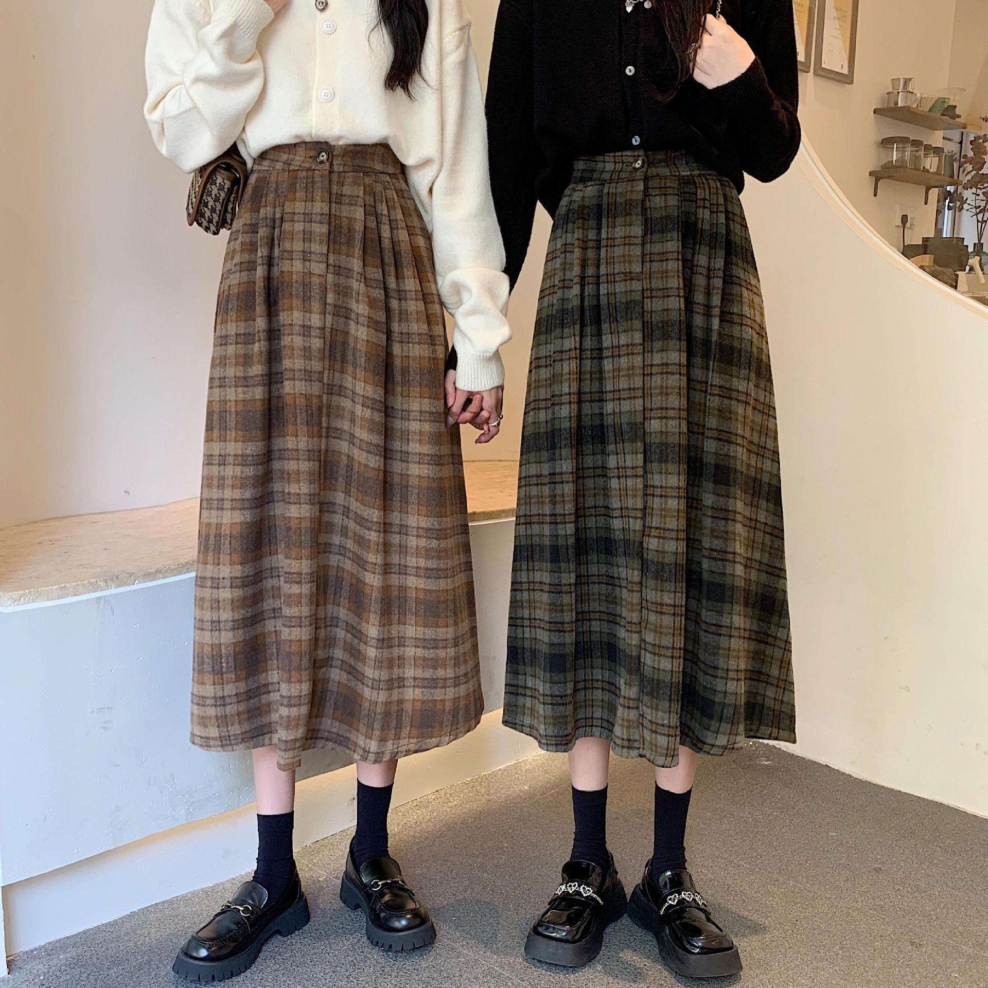 クラシカルな雰囲気漂う、プリーツロング丈チェック柄スカート