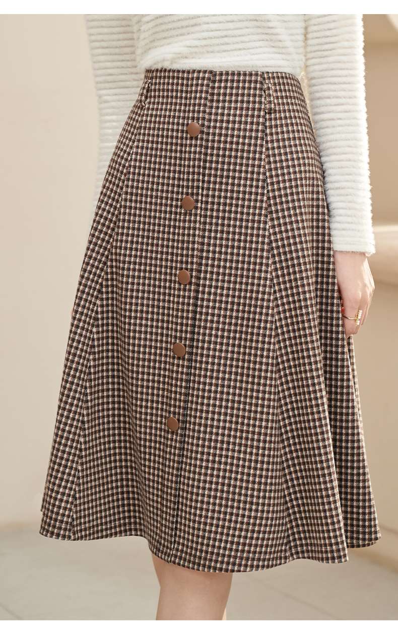 レトロなボタン付きミモレ丈チェックスカート