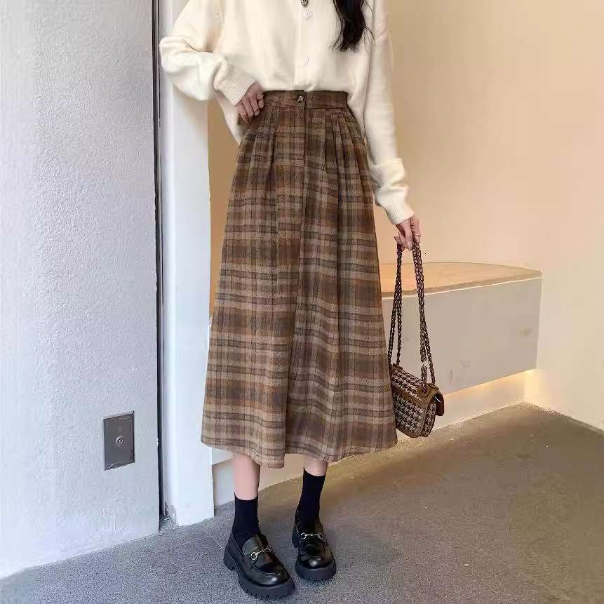 クラシカルな雰囲気漂う、プリーツロング丈チェック柄スカート