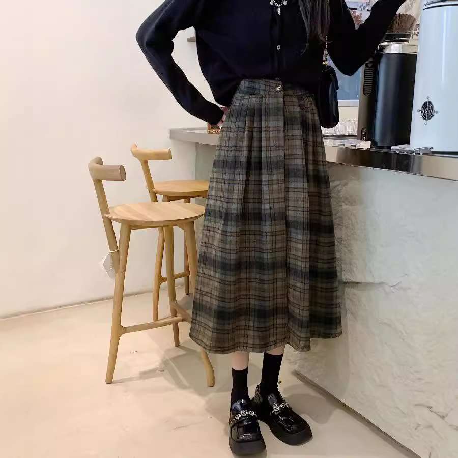 クラシカルな雰囲気漂う、プリーツロング丈チェック柄スカート