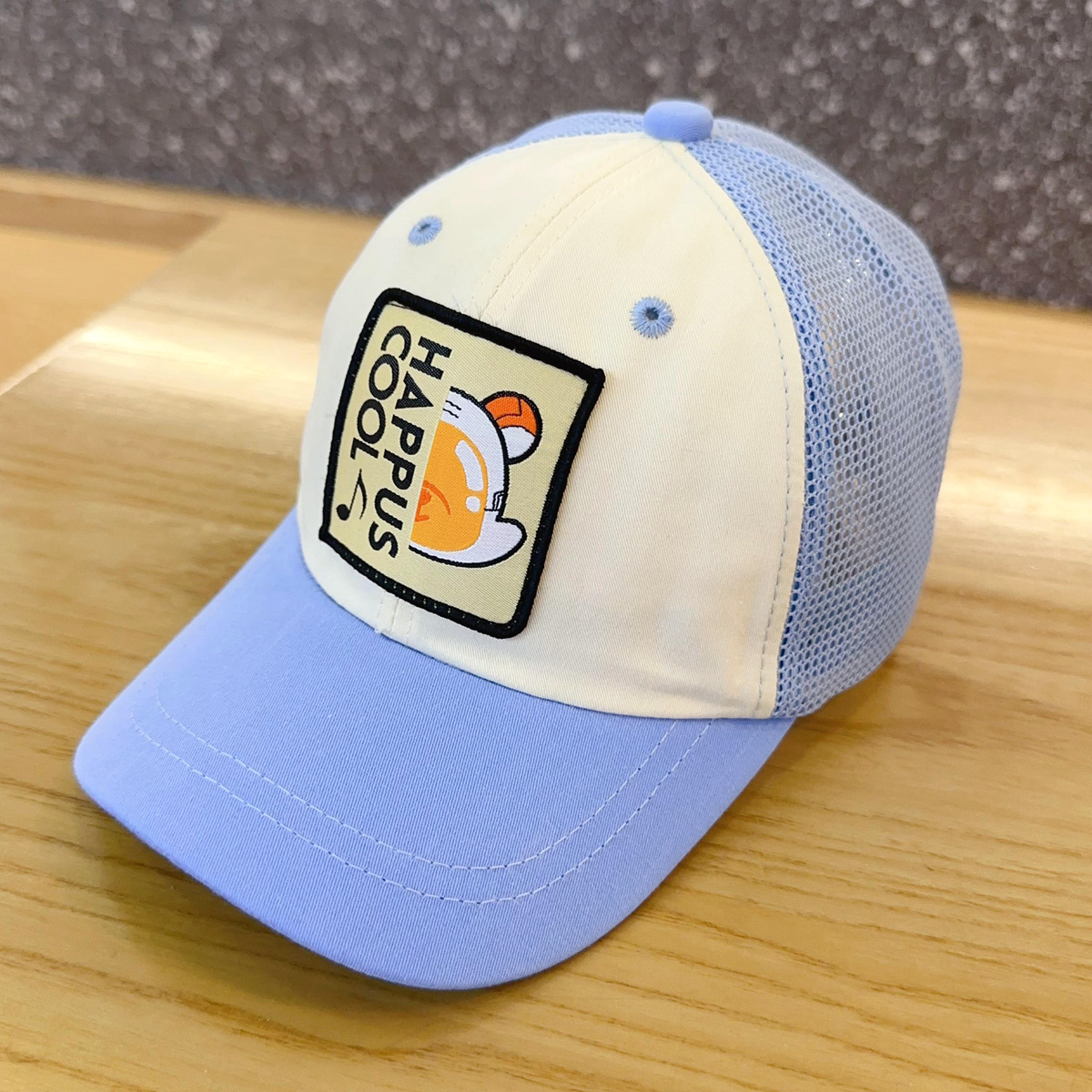 キッズ帽子 フロントワッペンが印象的なキッズメッシュキャップ