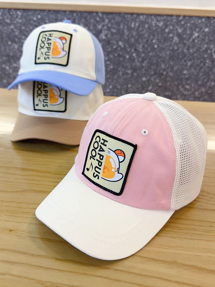 キッズ帽子 フロントワッペンが印象的なキッズメッシュキャップ