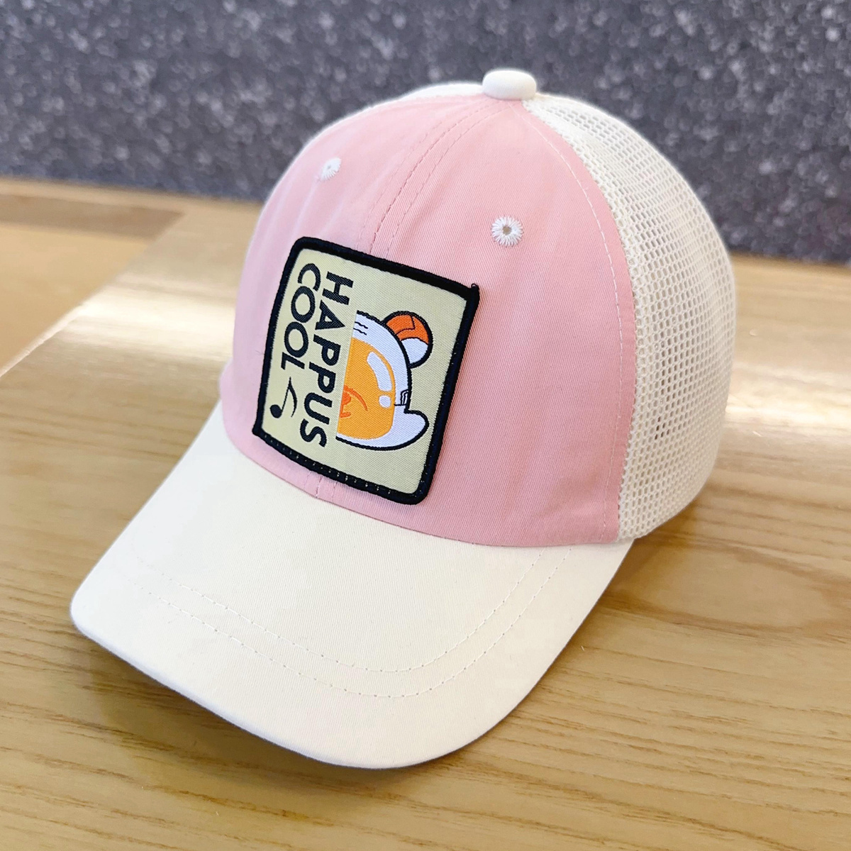 キッズ帽子 フロントワッペンが印象的なキッズメッシュキャップ