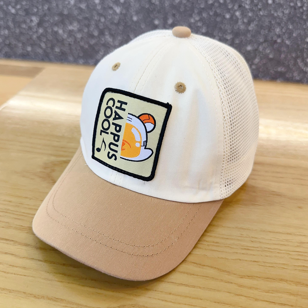キッズ帽子 フロントワッペンが印象的なキッズメッシュキャップ