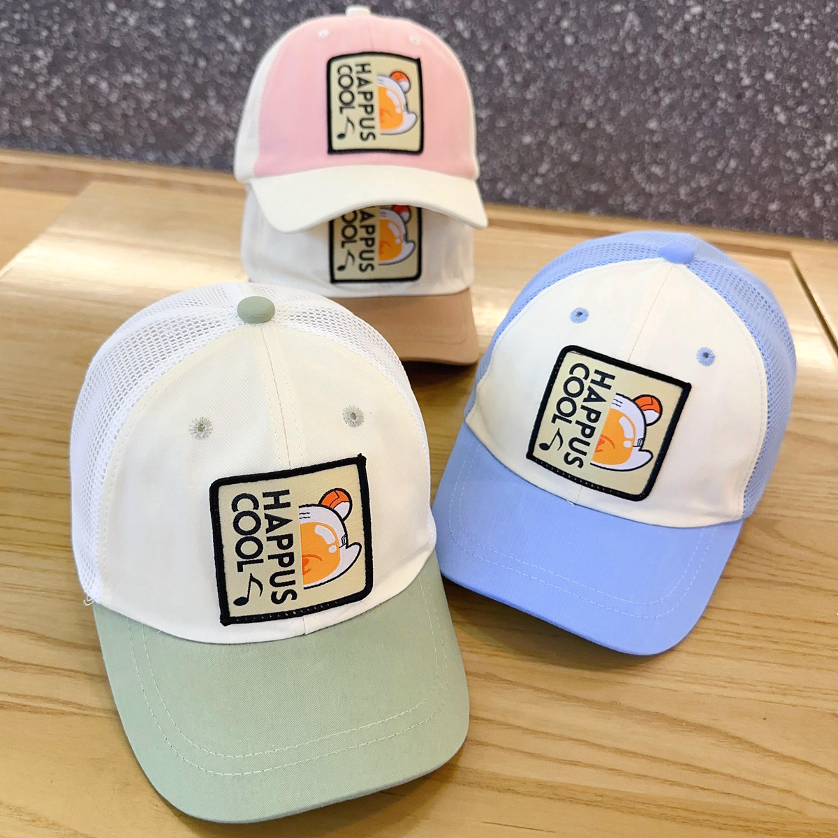 キッズ帽子 フロントワッペンが印象的なキッズメッシュキャップ