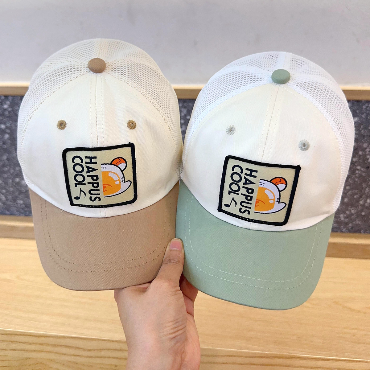 キッズ帽子 フロントワッペンが印象的なキッズメッシュキャップ