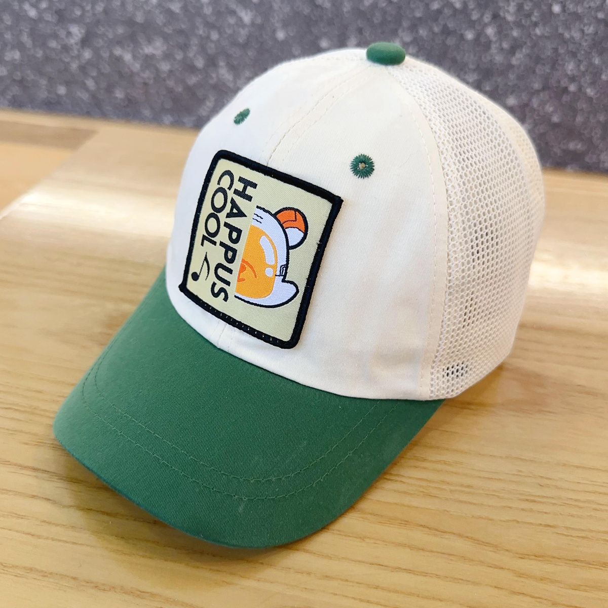 キッズ帽子 フロントワッペンが印象的なキッズメッシュキャップ