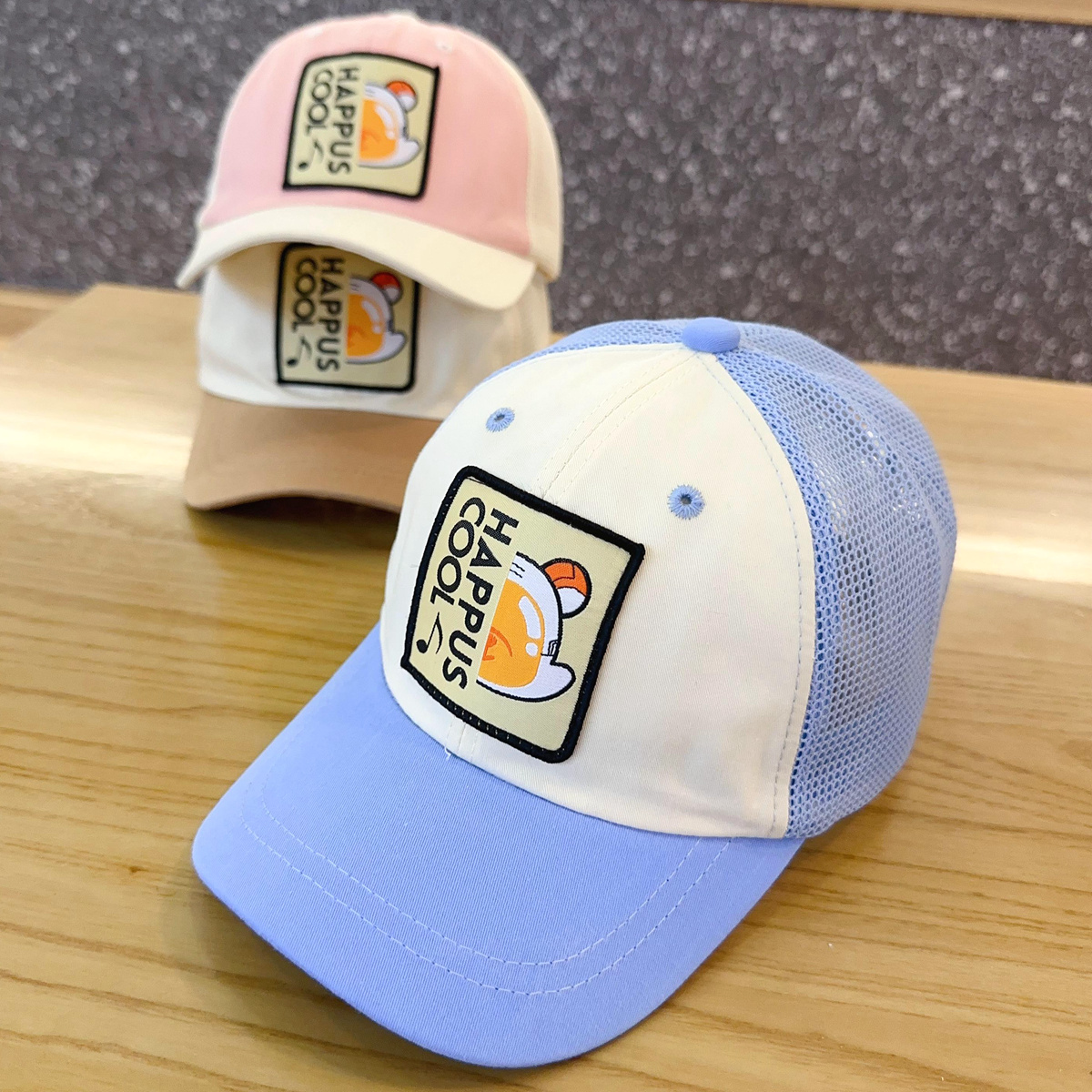 キッズ帽子 フロントワッペンが印象的なキッズメッシュキャップ