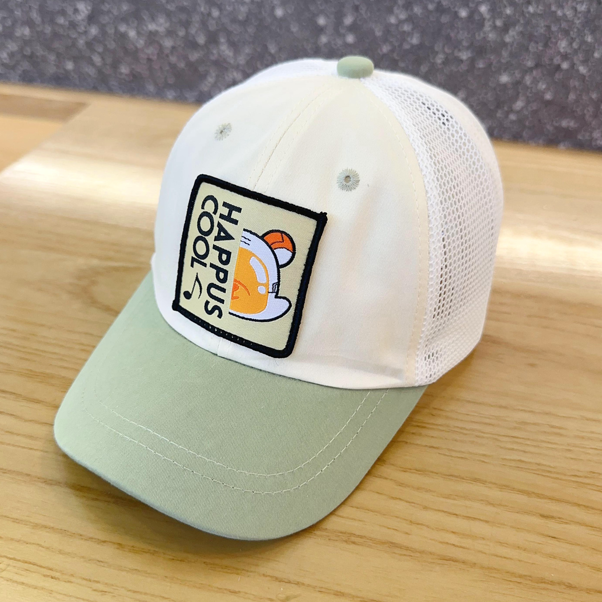 キッズ帽子 フロントワッペンが印象的なキッズメッシュキャップ