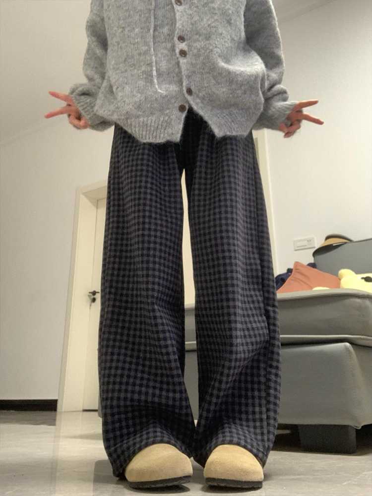 グレー