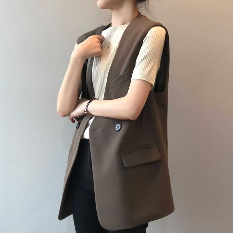 シーズンレスで使える!ノーカラーベストレディースコーデ5選