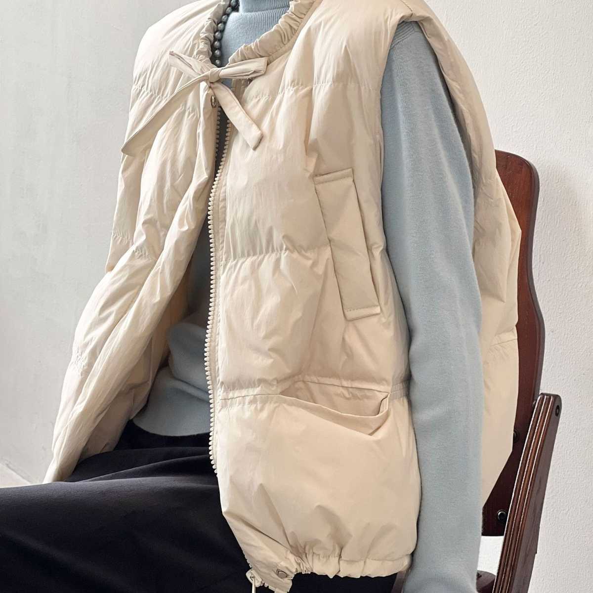 レディースベスト 軽やかリボン付きダウンベスト