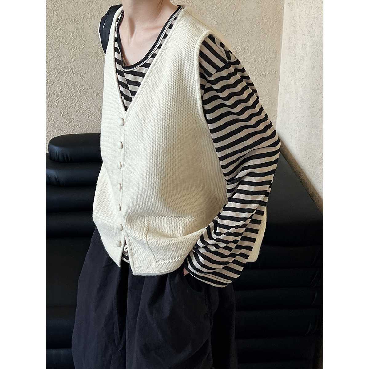 レディースベスト ボタンデザインニットベスト