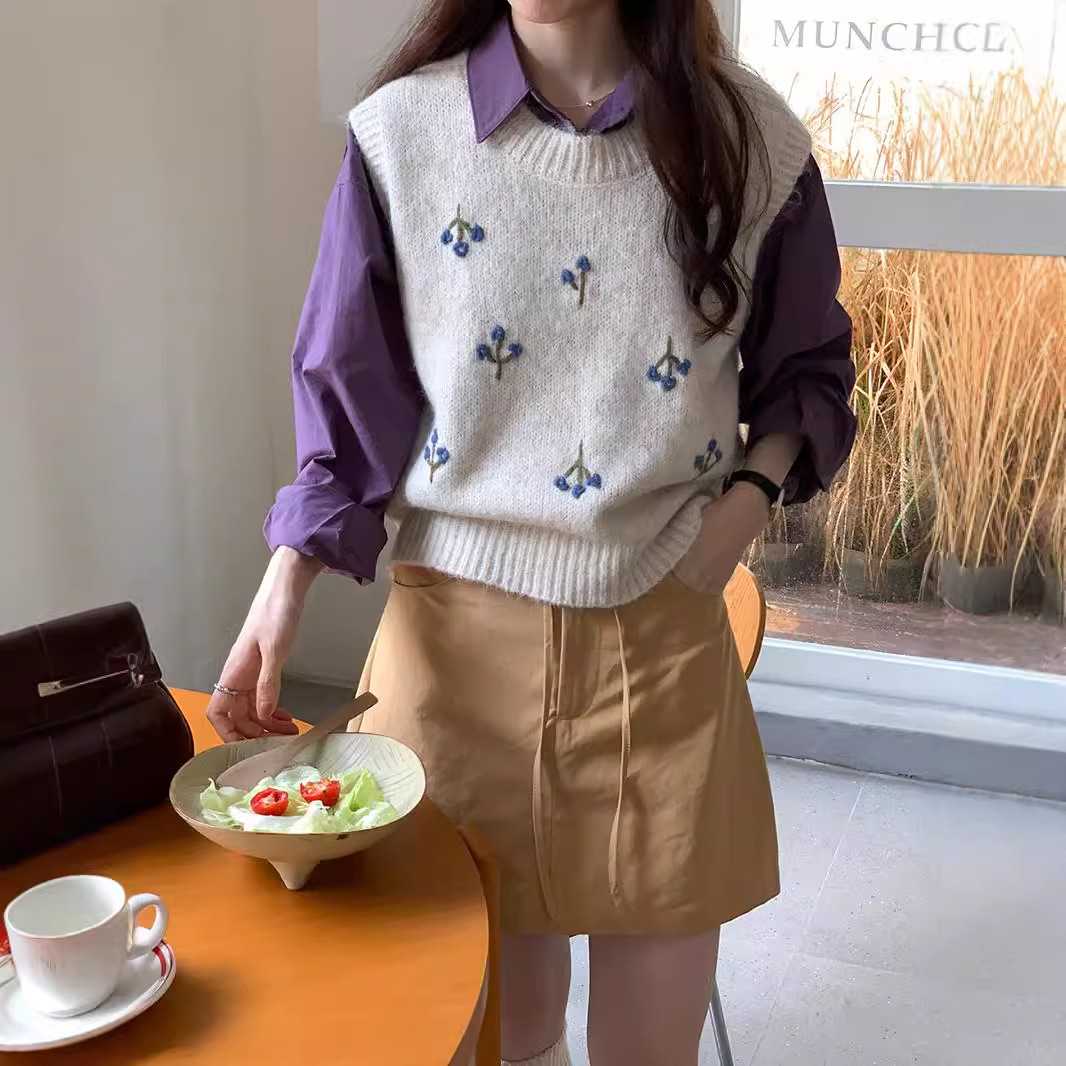 小花刺繍入りレディースベストニット