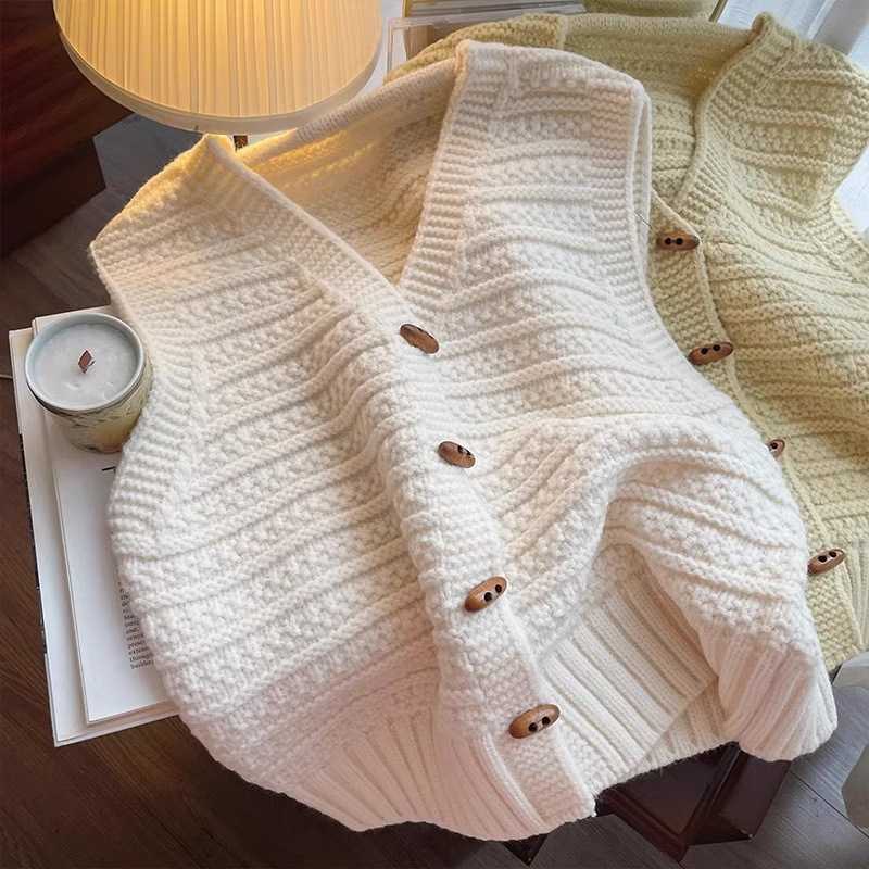 冬のお洒落を楽しむ！暖かいニットベストでレディースコーデが見違える5選