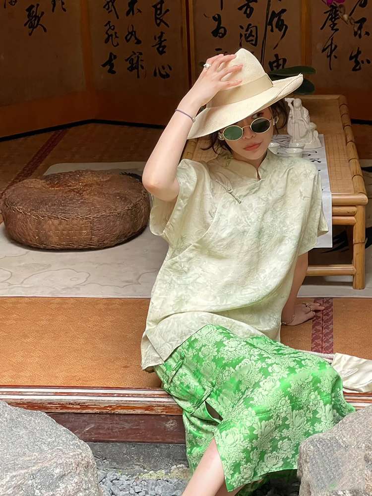 チャイナ服  風雅な刺繍入りチャイナトップス