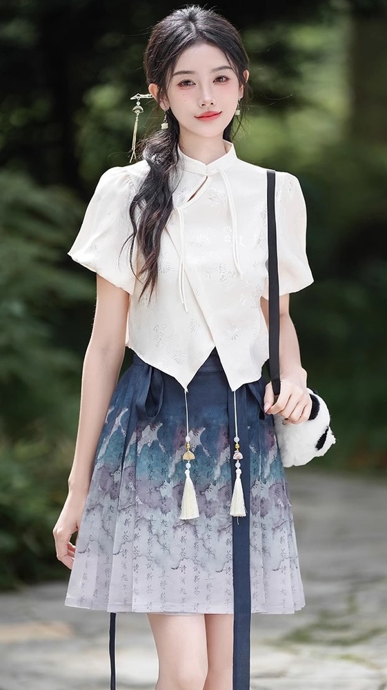 チャイナ服　可愛らしく着こなせる、半袖ブラウスのセットアップコーデ