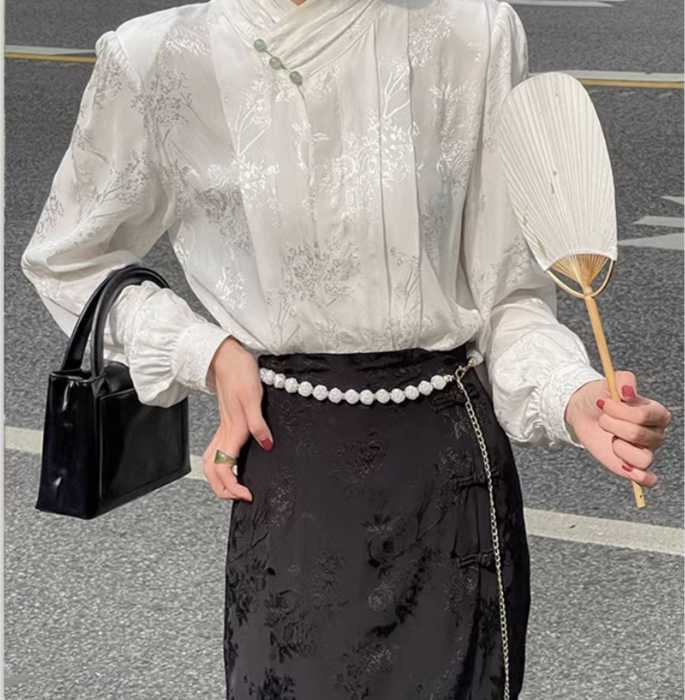 チャイナ服　サテン生地の光沢のあるチャイナブラウス