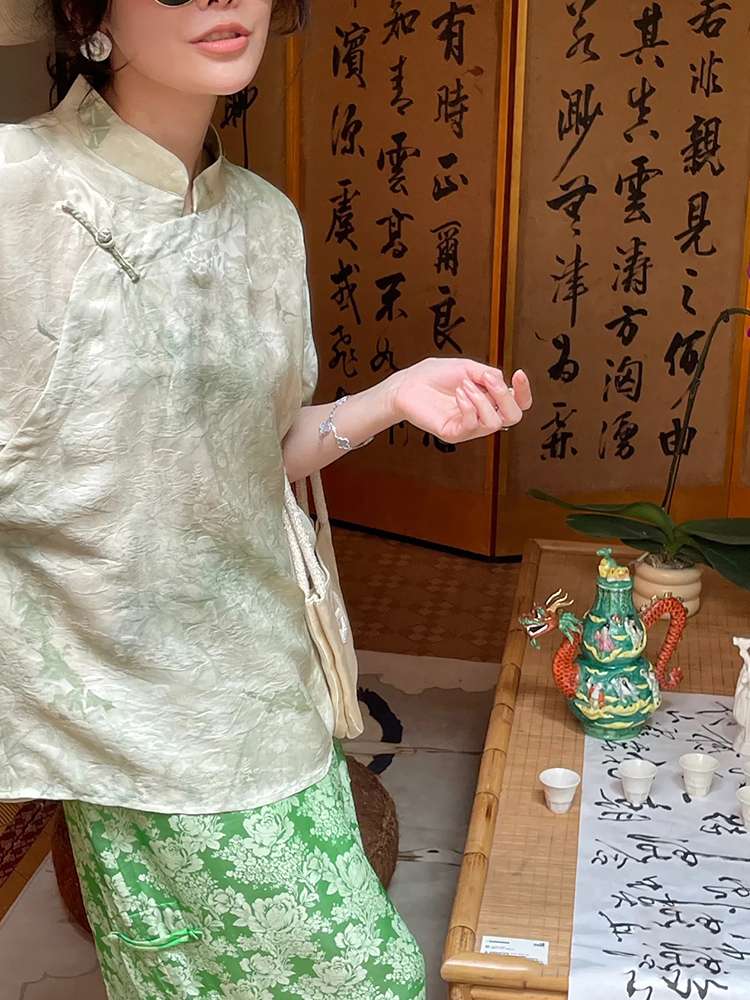 チャイナ服  風雅な刺繍入りチャイナトップス