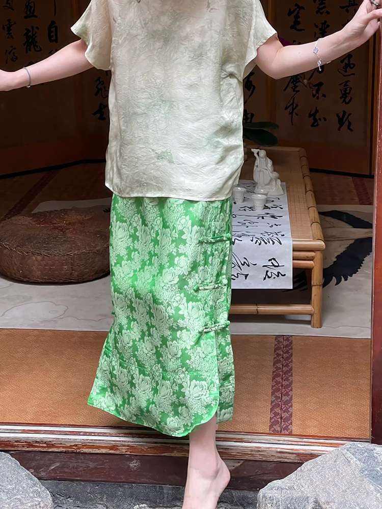 チャイナ服  風雅な刺繍入りチャイナトップス