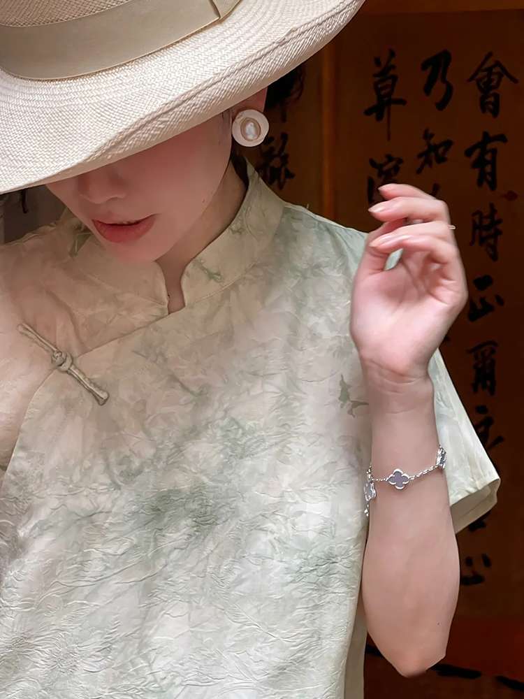 チャイナ服  風雅な刺繍入りチャイナトップス