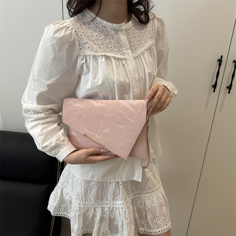  封筒型エレガント金具アクセントクラッチバッグ　結婚式