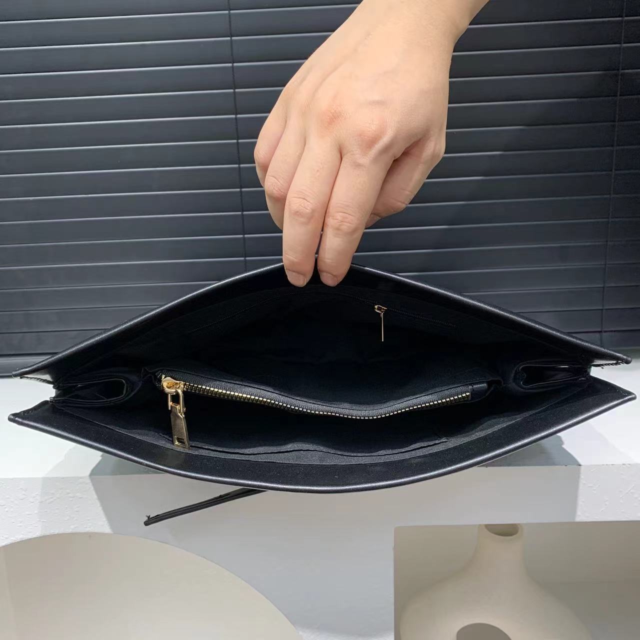 https://fulmo-img-server.com/clutte/36f989de-9d55-4c8f-86e2-bae884baf8a6.jpg