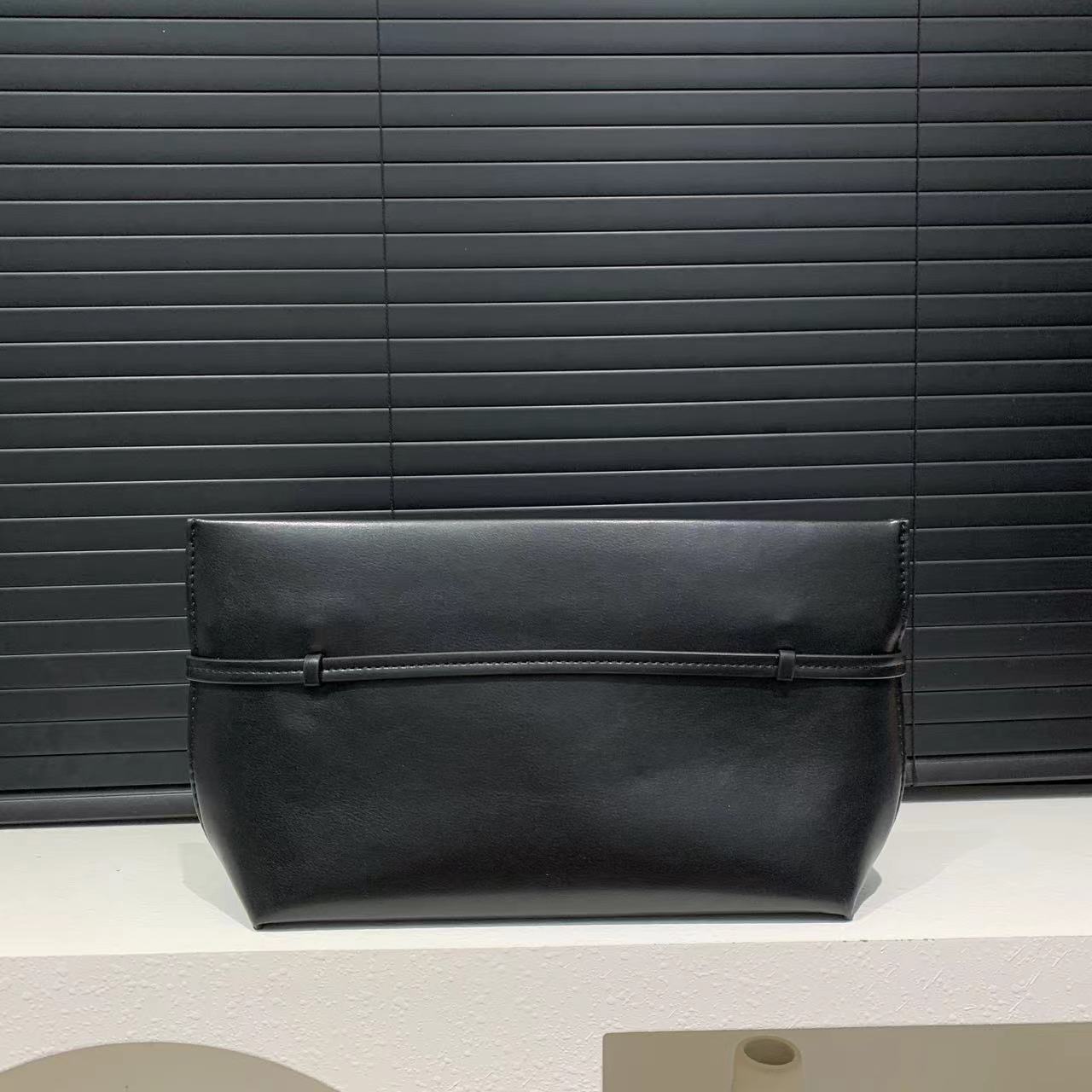 https://fulmo-img-server.com/clutte/8595b121-006f-4f65-90c8-4f5480186250.jpg