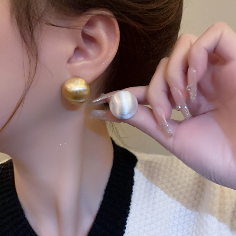 40代女性プレゼント 大人の品格を演出する丸玉ピアス