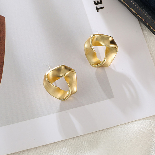 40代女性プレゼント ゴールド ツイスト ピアス 大人上品な立体デザイン