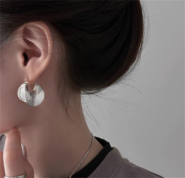 40代女性プレゼント 螺旋模様フープピアス 敏感肌対応 大人の上品アクセサリー