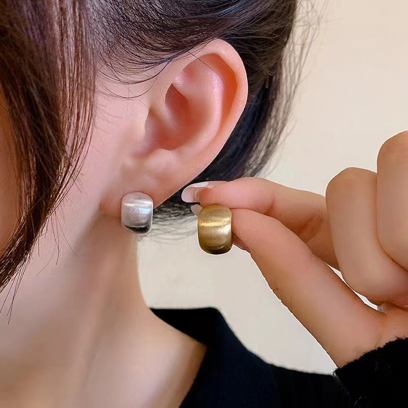 40代女性プレゼント 大人の上品フープピアス 高級感のある幅広デザイン