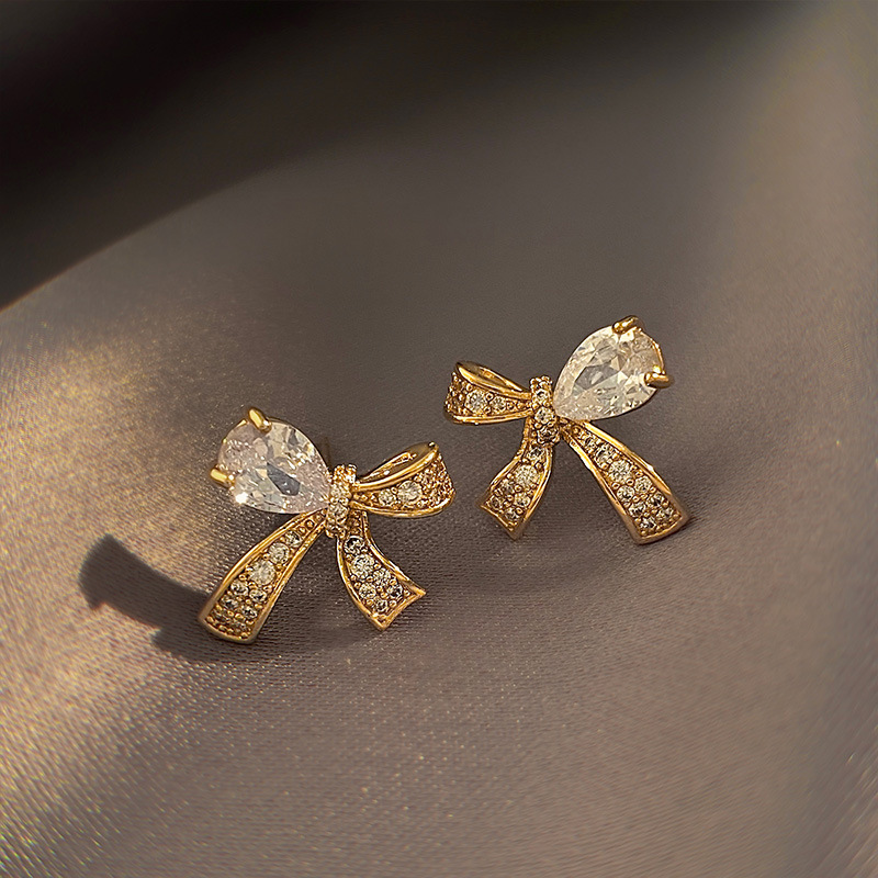 40代女性プレゼント 上品なリボン型ピアス 高級感溢れる輝石デザイン