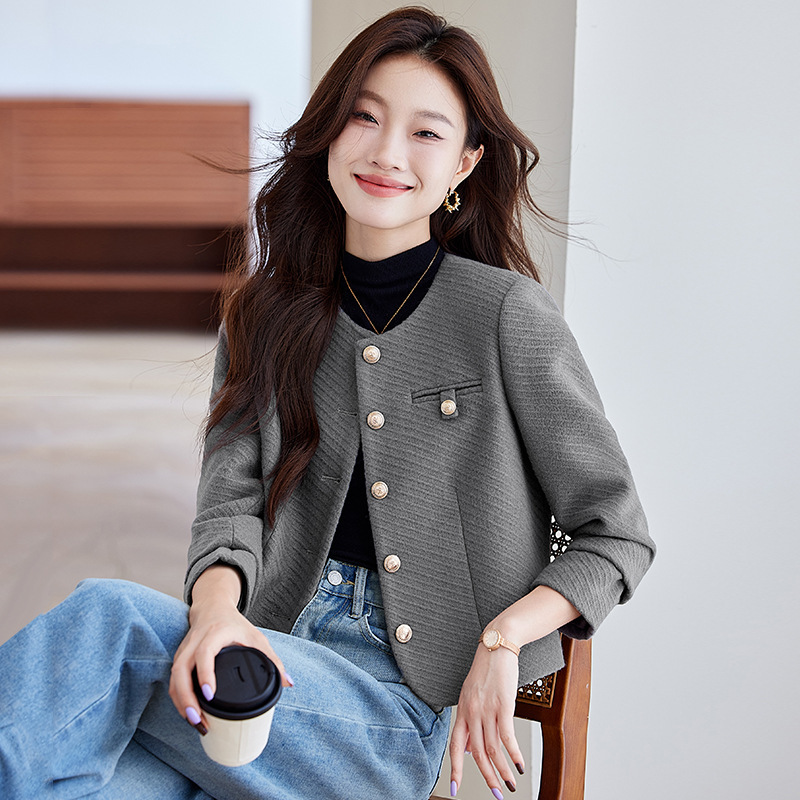 https://fulmo-img-server.com/collarless/05008337-a405-4d1b-ae04-90f27b6897d3.jpg