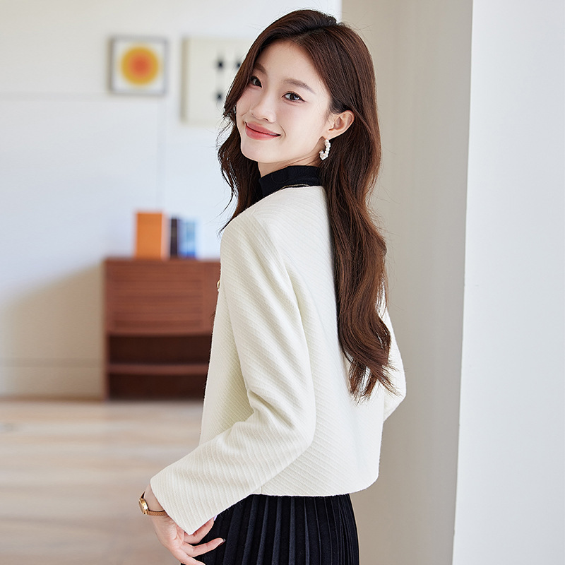 https://fulmo-img-server.com/collarless/149093af-7c5d-448d-ba16-dec5ce88402f.jpg