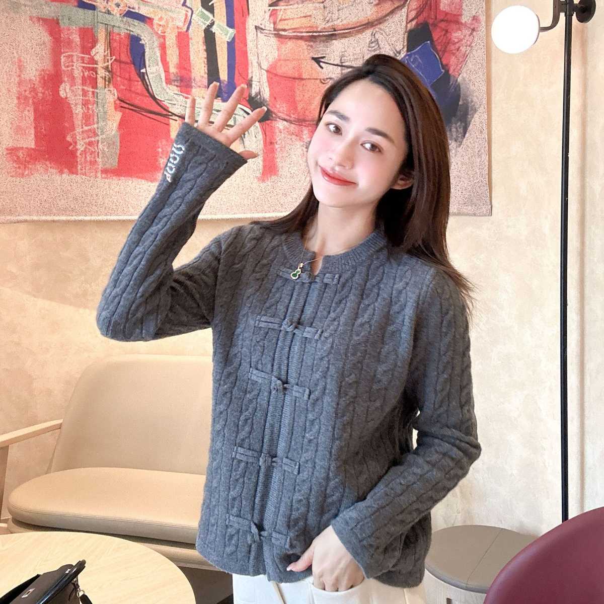 ノーカラージャケット アジアンノット付きケーブル柄ニットジャケット