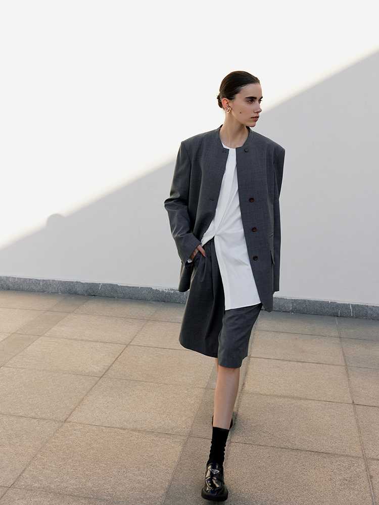 すっきりとしたノーカラージャケット