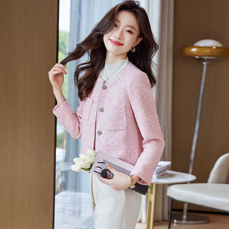 キラキラ輝くノーカラージャケット