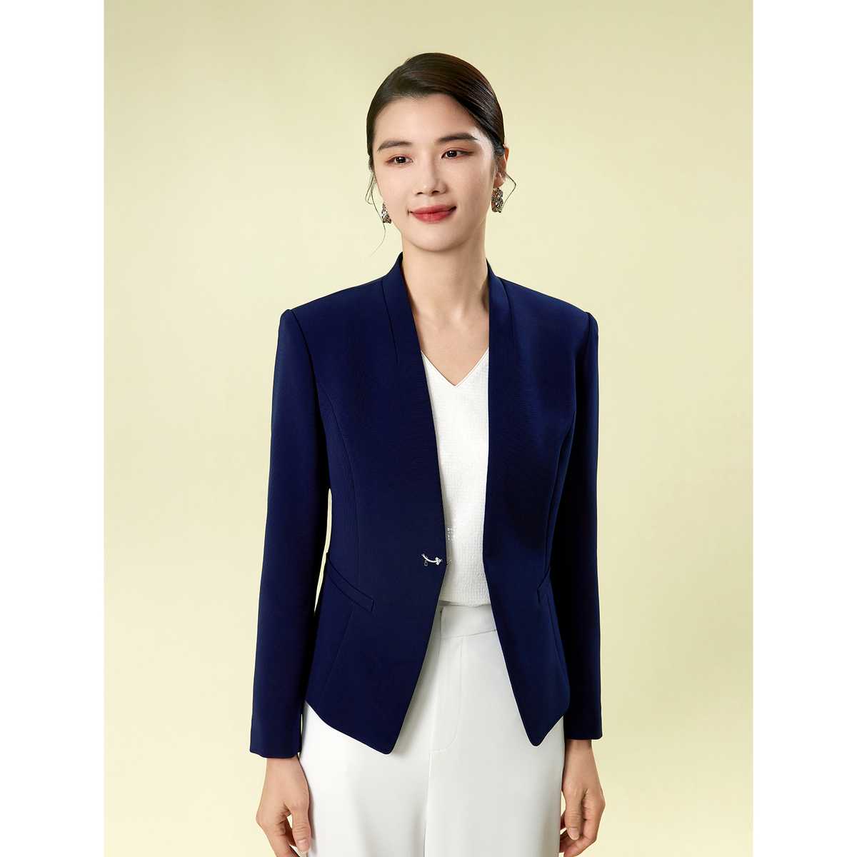 紺でシックで知的な印象に！ノーカラージャケットおすすめ5選